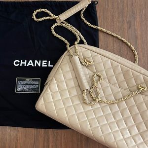 Classic Chanel Quilter Lambskin Shoulder Bag